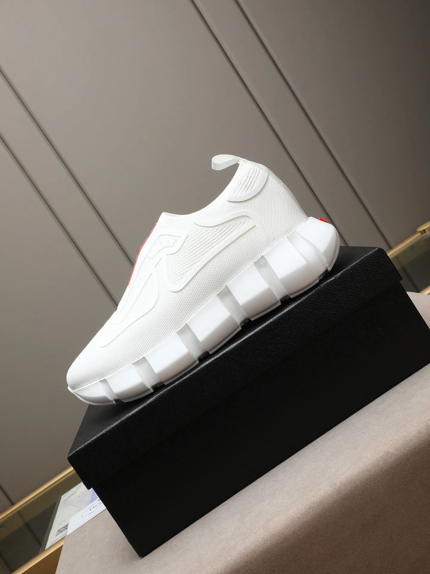 Men's shoes 💰460 PRADA/Prada men's lace-up casual sports shoes, the upper is made of high-elastic fly woven➕joined with breathable mesh. It is soft, comfortable and breathable. The tongue is decorated with the PRADA brand letter logo. The thick rubber sole echoes the red label tongue. The style is fashionable and generous. The details are carefully crafted. A casual sports shoe with a super western style and excellent breathability!  Size: 38-44 (45 46 customized)